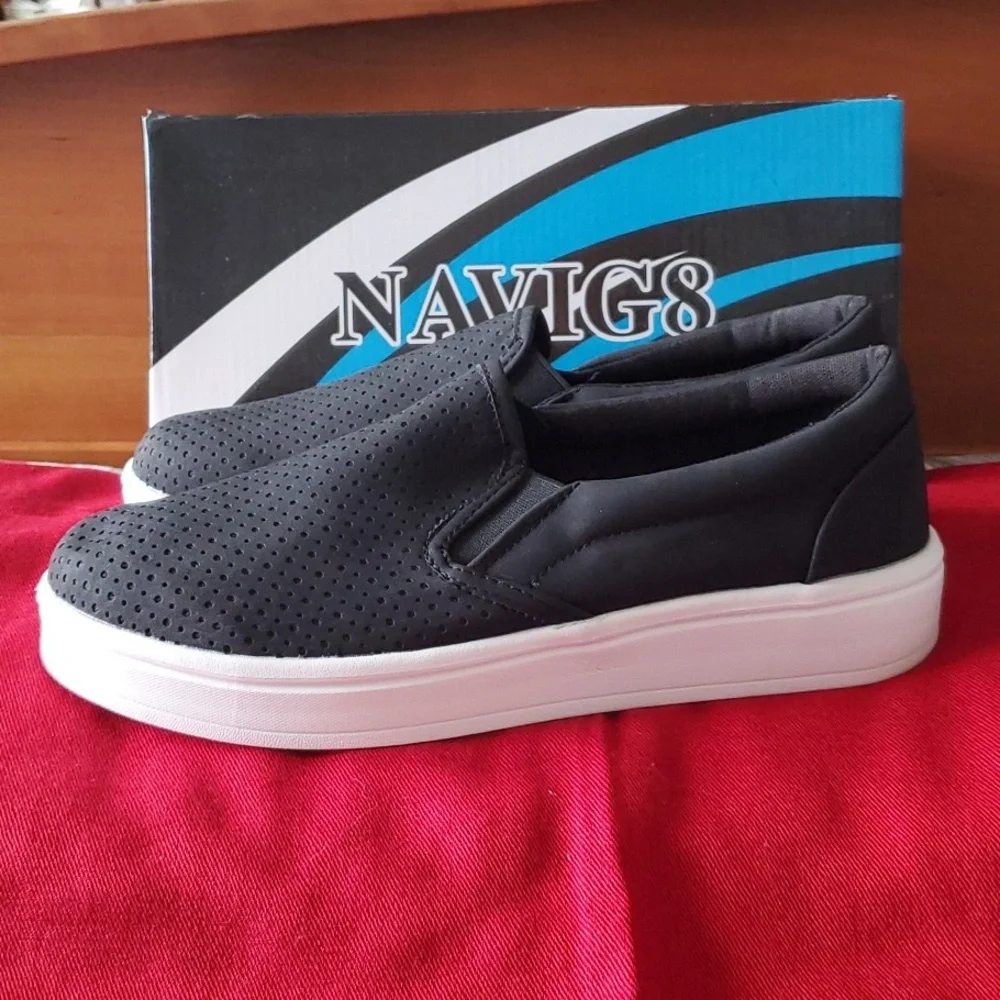 NWOT "NAVIG 8" Slip-on Sneakers Black/White Size 9 - Picture 3 of 7